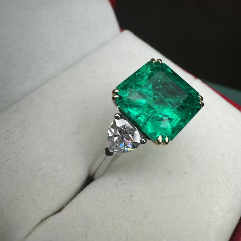 Ruif Jewelry Classic Three Stones Ring 18K White Gold 4.5ct Lab Grown Emerald Engagementring for Women