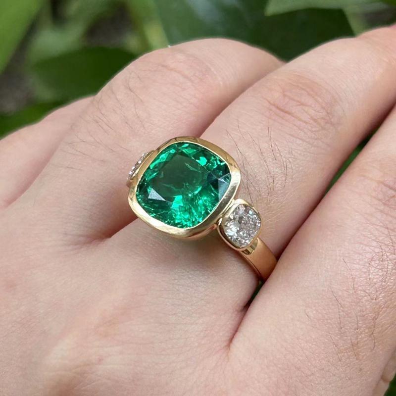 Ruif Jewelry Luxury Design 6.11ct Lab Grown Emerald Ring 18K White Gold Side DEF Lab Grown Diamond Custom Jewelry