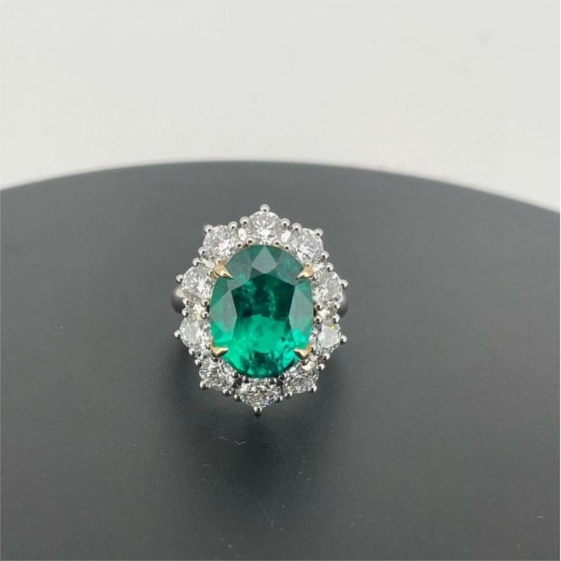 Ruif Jewelry Customized PT950 6.24ct Lab Grown Emerald Ring With DEF Lab Grown Diamond Band Jewelry for Women