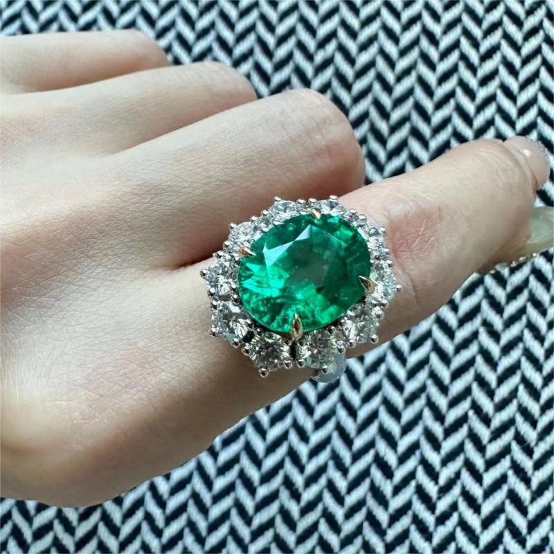 Ruif Jewelry Customized PT950 6.24ct Lab Grown Emerald Ring With DEF Lab Grown Diamond Band Jewelry for Women