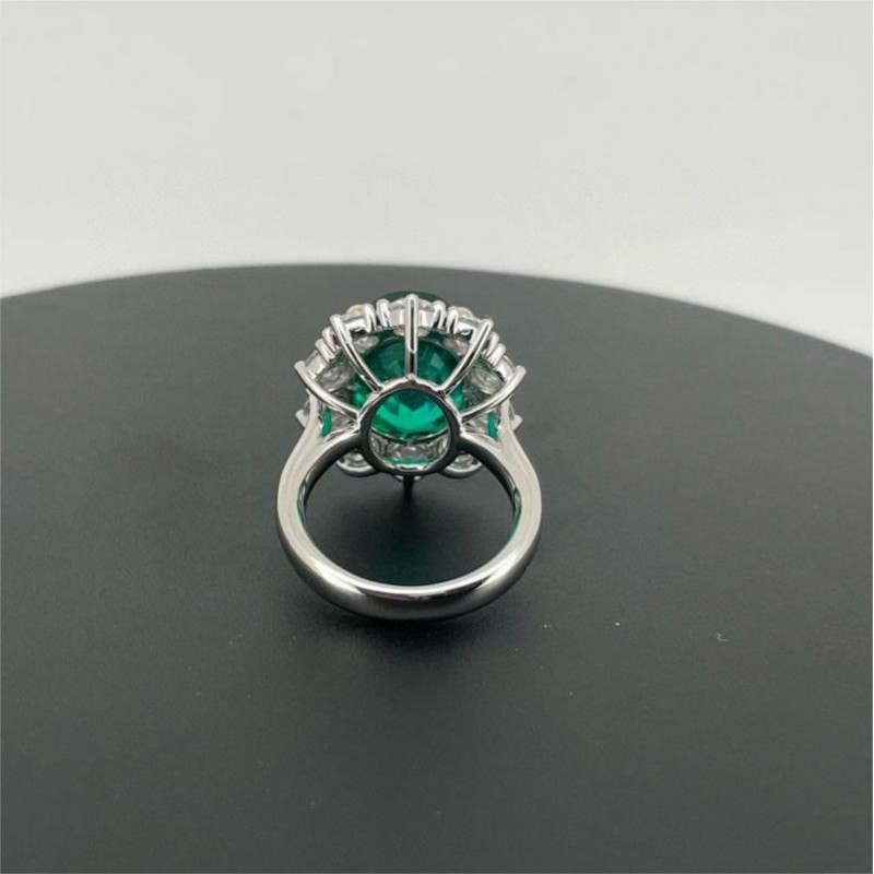 Ruif Jewelry Customized PT950 6.24ct Lab Grown Emerald Ring With DEF Lab Grown Diamond Band Jewelry for Women